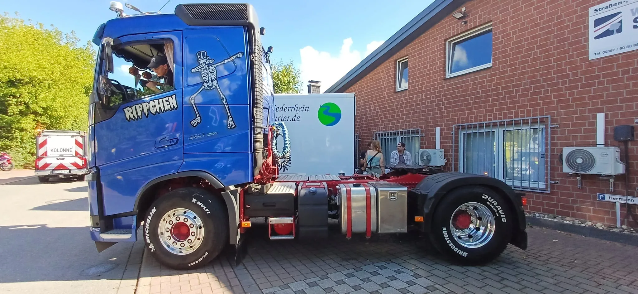 LKW-Freunde Niederrhein präsentieren einen kraftvollen LKW auf der Veranstaltung