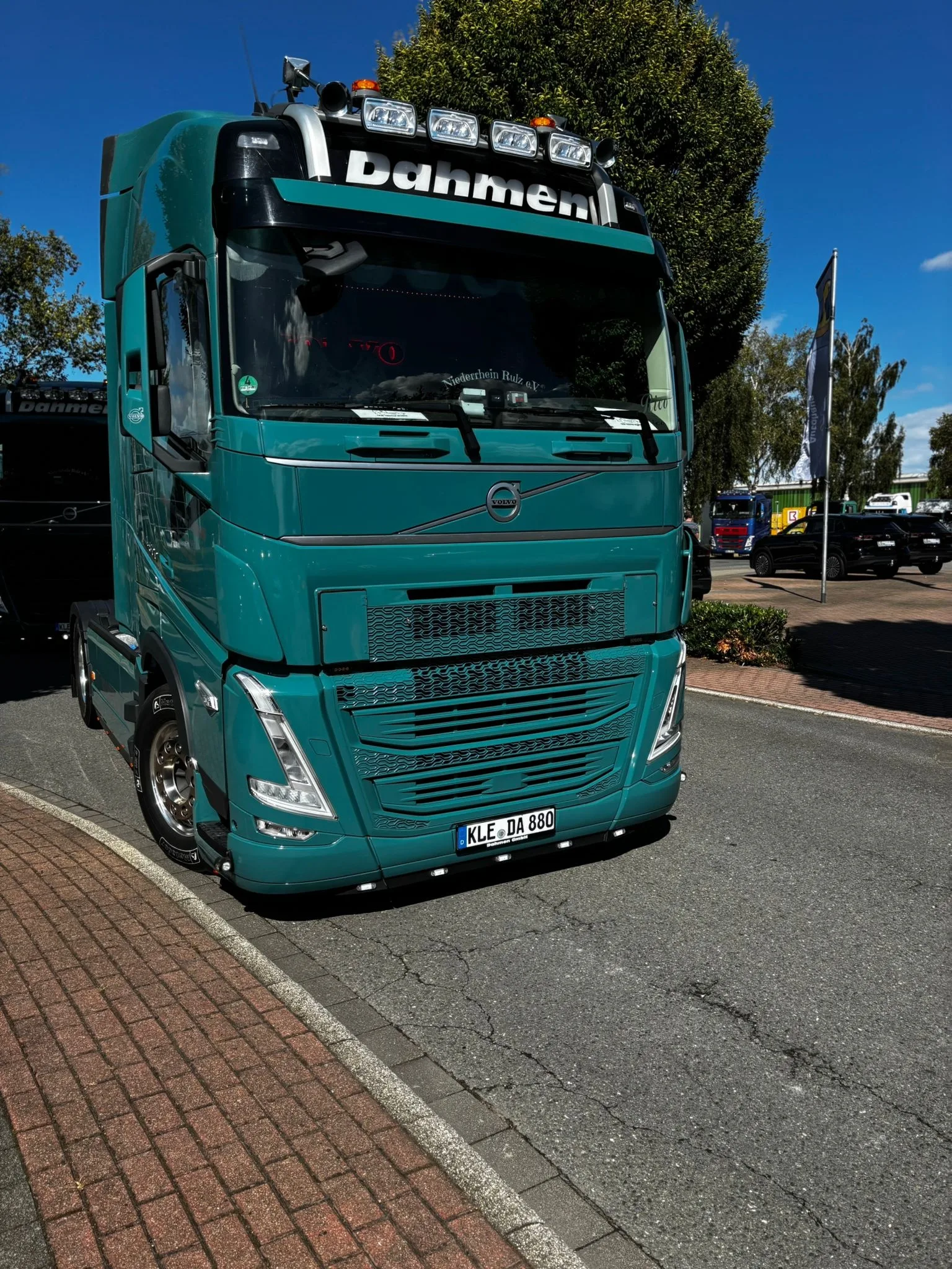 LKW-Freunde Niederrhein präsentieren einen beeindruckenden LKW bei der Veranstaltung