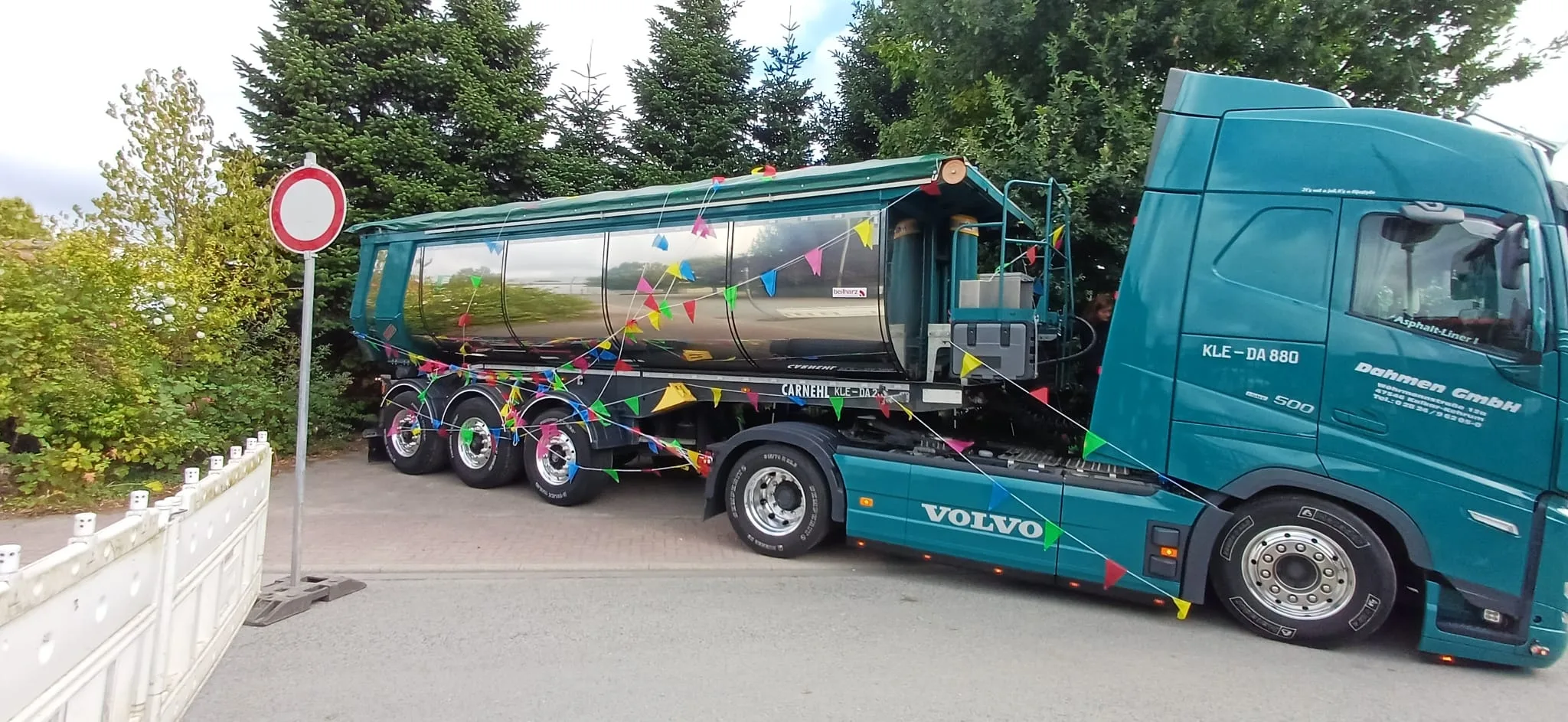 LKW-Freunde Niederrhein präsentieren einen beeindruckenden LKW auf dem Event