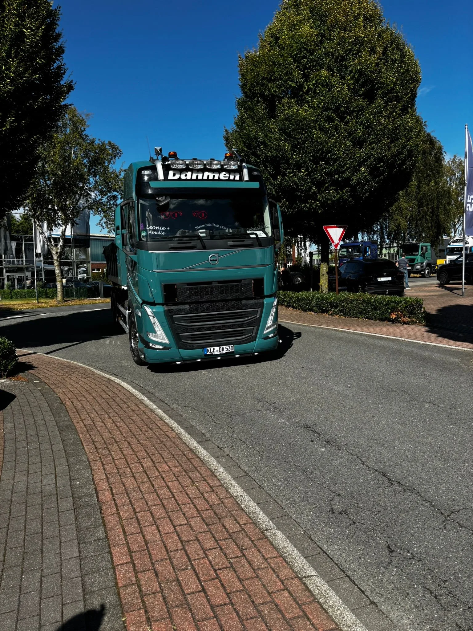 LKW-Freunde Niederrhein präsentieren einen kraftvollen LKW auf der Eventfläche